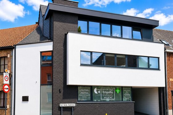 Ruim duplexappartement met 2 slaapkamers, terras en garage gelegen in het centrum van Zottegem.