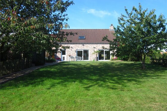 Charmante open bebouwing van 2009 op 880m² met een mooi aangelegde zuidgerichte tuin en terras.