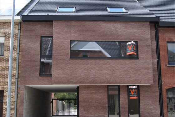Nieuw duplex-app met terras en tuin