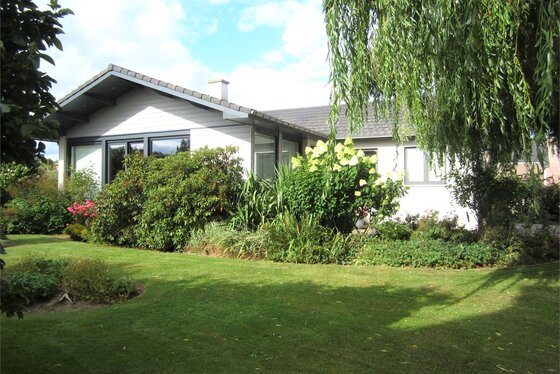 Charmante open bebouwing op 1943m² met een mooi aangelegde tuin en terrassen.
