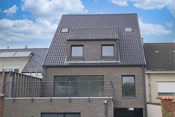 Prachtig triplex-appartement van 120m², gelegen op de 1ste verdieping met terras 36m². Aanrader !