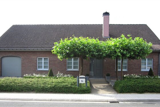 Charmante villa op 741m² met een mooi aangelegde tuin, voortuin en terras.