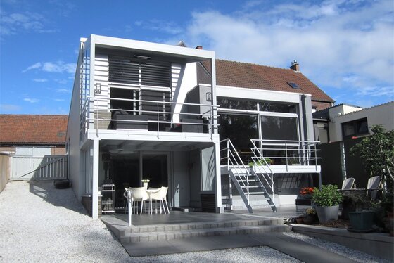 Prachtig gerenoveerde hoeve op 570m² met mooie aangelegde tuin, oprit en terrassen! Uitzicht op de bossen.