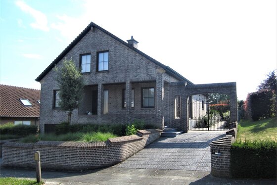 Prachtige villa op 914m² met mooie aangelegde tuin, oprit en terrassen! Residentiële ligging.