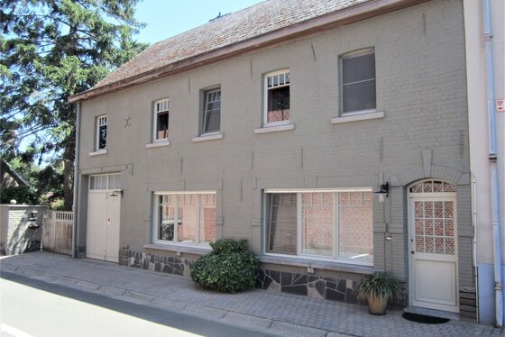 Charmante gerenoveerde hoeve op 390m² met mooi aangelegde tuin en garage.
