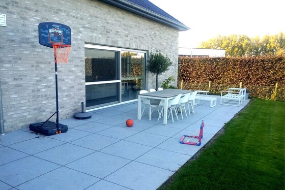 Prachtige nieuwbouwwoning van 195m² met terras v 40m², tuin, zonnepanelen en twee staanplaatsen. Aanrader!