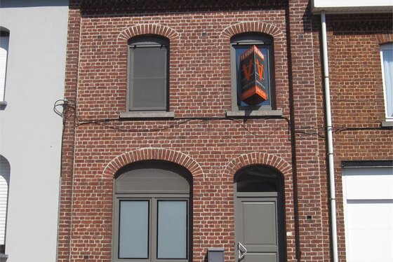 Gerenoveerde woning van 2000-2019 op 273m² met zuidgerichte tuin en terras.