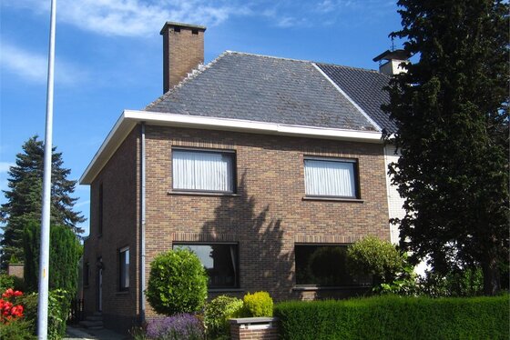 Charmante op te frissen woning, half open bebouwing op 630m² met zonnige tuin en garage.