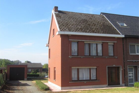 Charmante te renoveren woning, half open bebouwing op 904m² met grote zuidgerichte tuin en garage.