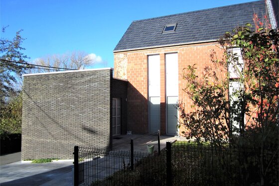 BEZOEK OP AFSPRAAK 0488/85.81.84 Prachtige nieuwbouwwoning v 2008 op 656m² met zonnige tuin, aangelegd terras en garage.