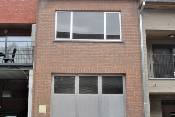 Loods op het gelijkvloers van 187m². Loods op verdieping 40m² met zolder van 32m². Geleg