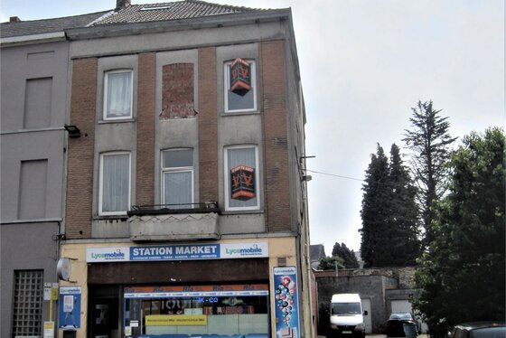 Commercieel pand bestaande uit winkelruimte met garage, 3 appartementen en 6 garages, gelegen aan het station in Geraardsbergen.