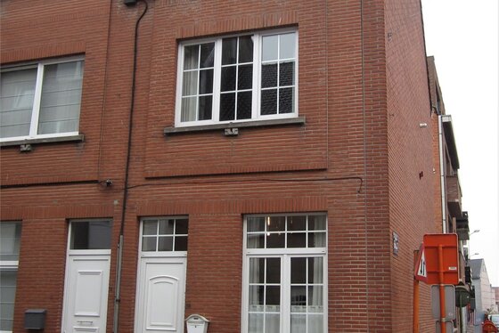 ZAT 17/11  1 STE BEZOEKDAG OP AFSPRAAK 0488/85.81.84 Prachtig gerenoveerde woning van 2001 met zonnig terras.