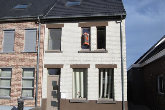 ZAT 17/11  1 STE BEZOEKDAG OP AFSPRAAK 0488/85.81.84 Charmant gerenoveerde woning van 2010-2011 op 230m² met zonnige tuin en terras.