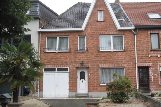 Charmante op te frissen woning op 192m² met zonnige tuin.