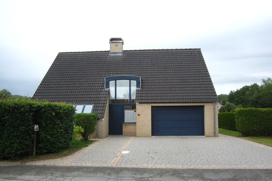 Prachtige open bebouwing van 2000 op 1197m² met zuidgericht terras en tuin.