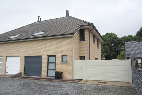 Prachtige halfopen bebouwing van 2002 op 402m² met zonnig terras en tuin.