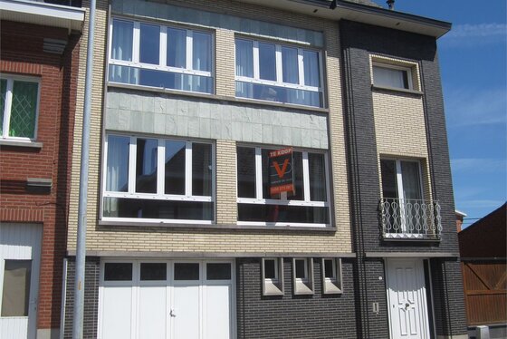 Charmante bel etagewoning op 326m² met zonnige tuin en terras.