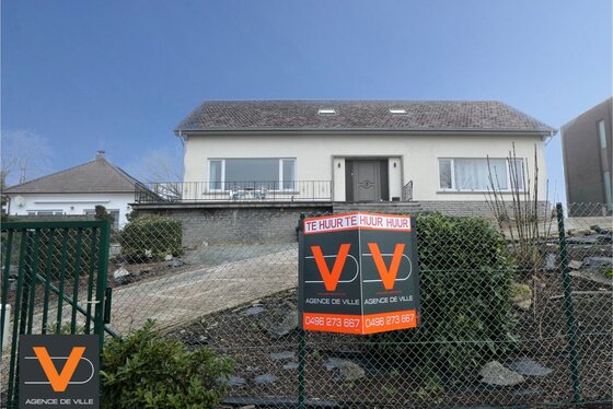 Prachtige koppelwoning met zonnig terras van 16m² en 2 autostaanplaatsen. Veel lichtinval door de grote ramen.