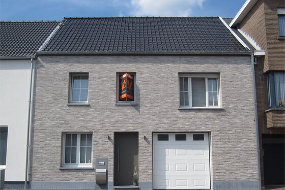 Gerenoveerde woning van 2017 op 308m² met zonnig terras en tuin. Via