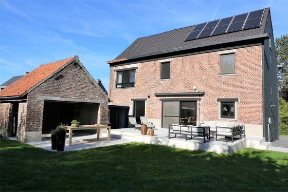 Energiezuinig totaal gerenoveerde woning van 2020 met zonnepanelen op 490m², zonnige tuin en terras!