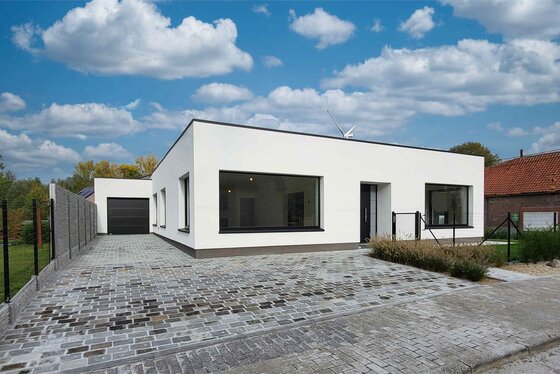 Volledig gerenoveerde, energiezuinige bungalow op 556m² met prachtig aangelegde tuin. Topper!