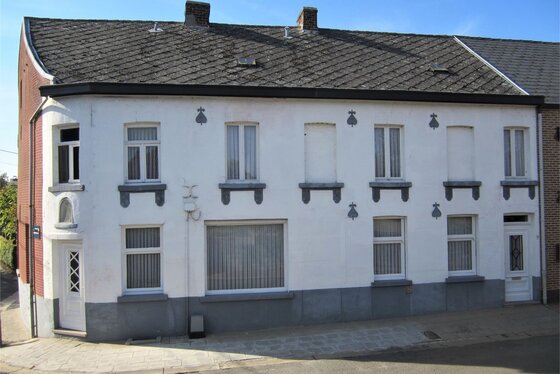 BEZOEK OP AFSPRAAK 0488.85.81.84 Charmante hoeve op 372m² met garage, zonnige tuin en terras. Rustige ligging.