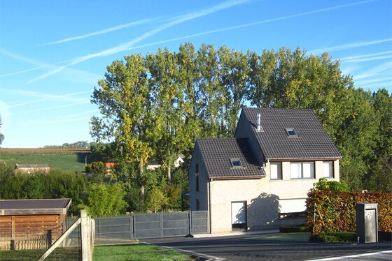 ZAT.20/10 - 1 STE BEZOEKDAG OP AFSPRAAK 0488/85.81.84 Charmante open bebouwing v 2003 op 2024m² met garage, terras, carport en grote tuin.