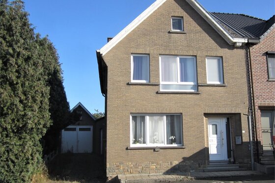 VRIJDAG 19/10 1 STE BEZOEKAVOND OP AFSPRAAK 0488/85.81.84 Charmant gerenoveerde half open bebouwing op 402m² met zonnige tuin en terras.