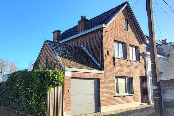 Deze landelijk gelegen woning met open uitzicht combineert ruimte, rust en wooncomfort op een perceel van 611 m².