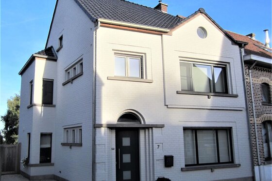 Prachtige gerenoveerde halfopen bebouwing op 876m² met mooie tuin en aangelegd terras!!