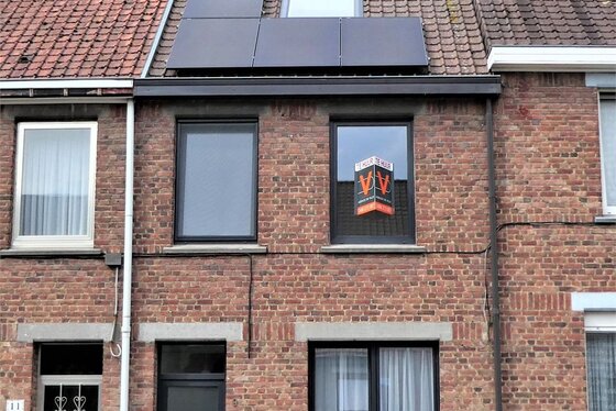 Gerenoveerde woning met mooi tuintje, terras en tuinhuis.