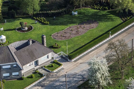 BEZOEK OP AFSPRAAK 0488.85.81.84 Prachtige villa op 2917m² met mooie aangelegde tuin, terras, vijver en boomgaard!