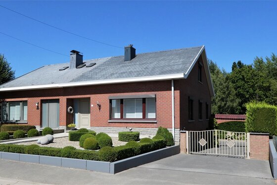 Prachtige woning op 1010m² met aangelegde tuin, terras en uitzicht op de velden!