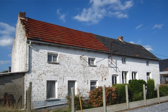BEZOEK OP AFSPRAAK 0488.85.81.84 Charmante te renoveren hoeve op 888m² met zonnige tuin en terras.