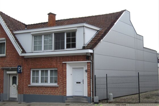 VRIJDAG 28/9 - 1 STE BEZOEKAVOND OP AFSPRAAK 0488/85.81.84 Mooi gerenoveerde woning v 2008-16 met koer 6m² en terras 17m².