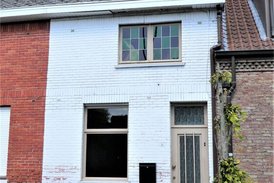 Charmante op te frissen woning met zuid gerichte tuin en terras!