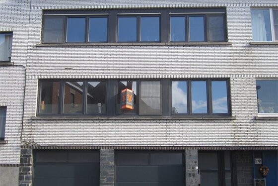 VRIJDAGAVOND 7/9- 1 STE BEZOEKAVOND OP AFSPRAAK 0488/85.81.84 Charmante gerenoveerde woning met terras en dubbele garage.