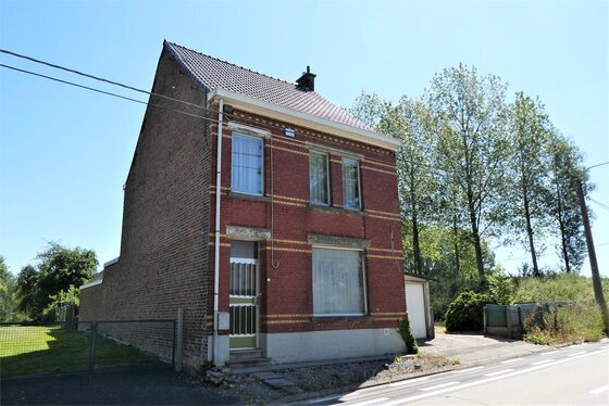 Unieke landelijke ligging aan een bos met uitzicht op de velden, te renoveren woning op 3003m² met terras en garage!