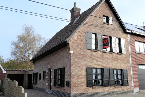 Prachtige halfopen bebouwing op 333m² met mooie aangelegde tuin, terras en garage!