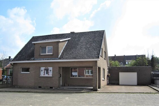 BEZOEK OP AFSPRAAK. 0488/85.81.84  Prachtige open bebouwing op 339m² met mooie tuin en aangelegd terras!!