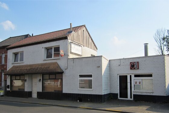 BEZOEK OP AFSPRAAK 0488/85.81.84 Herberg met ruime feestzaal 188m² en woonst, tal van commerciële mogelijkheden.