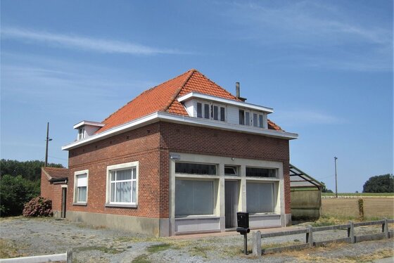 ZATERDAG 18/8 1STE BEZOEKDAG OP AFSPRAAK 0488/85.81.84 Charmante woning op 1412m² met zuidgerichte tuin.