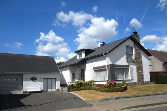 ZAT 11/8  1STE BEZOEKDAG OP AFSPRAAK 0488/85.81.84 Charmante open bebouwing op 1897m² met zuidgerichte tuin en dubbele garage.