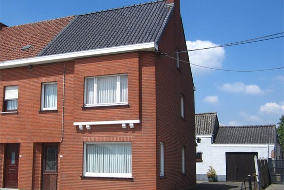 VRIJDAG 10/8 1STE BEZOEKAVOND OP AFSPRAAK 0488/85.81.84 Charmante woning op 1155m² met zuidgerichte tuin en garage.