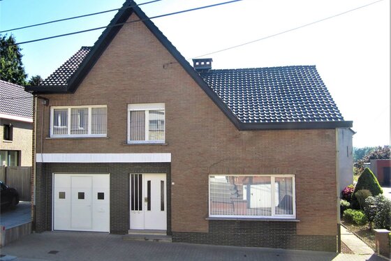 ZAT 14/7 1STE BEZOEKDAG OP AFSPRAAK 0488/85.81.84 Charmante woning op 545m² met zuidgerichte tuin en garage.