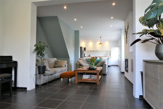 Prachtig gerenoveerde woning op 397m² met zonnige tuin, terras en oprit!