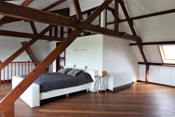 Prachtig gerenoveerde woning op 1199m² met 2 garages, zonnige tuin, terras en uitzicht op de velden!