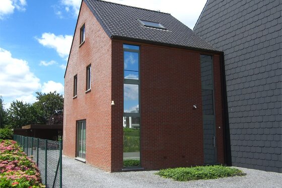 VRIJDAG 6/7 1 STE BEZOEKAVOND OP AFSPRAAK 0488/85.81.84 Prachtige halfopen bebouwing op 770m² met zonnige tuin en aangelegd terras.