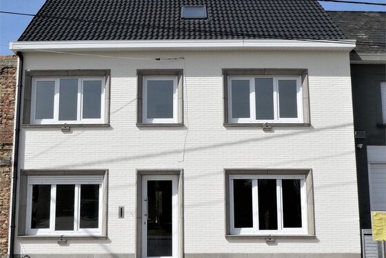 Prachtig gerenoveerde woning op 900m² met zonnige tuin, terrassen en uitzicht op de velden!